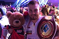 Aktion Bert - 365 Tage unterwegs zugunsten des Tierrettung Unterland e.V. in Neckarsulm bei Heilbronn: Teddybär Bert als VIP-Gast von SES-Boxing und der PR-Agentur PR4YOU bei der Europameisterschaft im Schwergewicht im Estrel Hotel Berlin