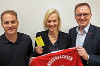 Celebrity Marketing Agentur: PR-Agentur PR4YOU: Prominente: Bibiana Steinhaus (Bundesliga-Schiedsrichterin): Patin der Blutspendemeisterschaft: mit Jan Baßler (stellvertretender Direktor des Niedersächsischen Fußballverbandes NFV) und Jürgen Engelhard (Regionalleiter Niedersachsen & Bremen beim Blutspendedienst NSTOB)